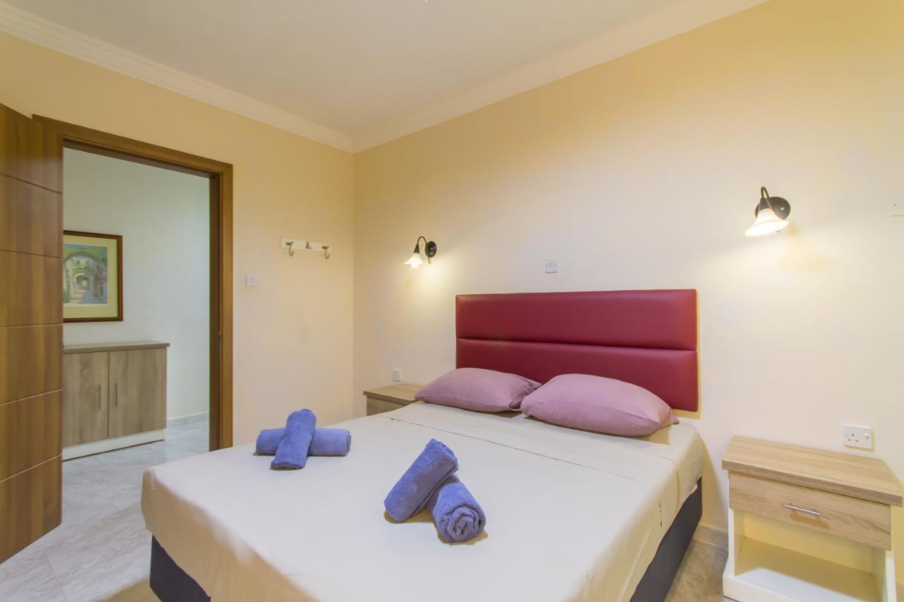 Pool & Sea Merill Apartments Mellieha Bagian luar foto