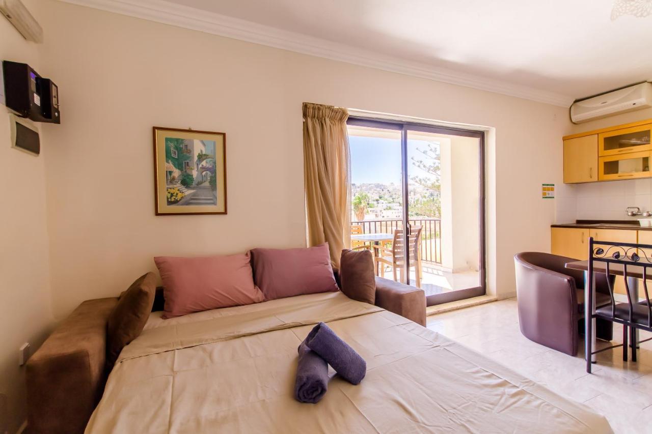 Pool & Sea Merill Apartments Mellieha Bagian luar foto