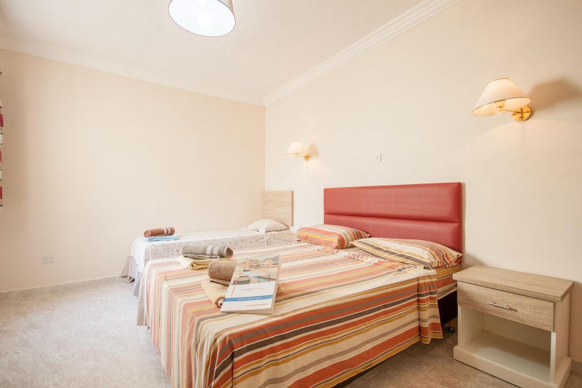 Pool & Sea Merill Apartments Mellieha Bagian luar foto