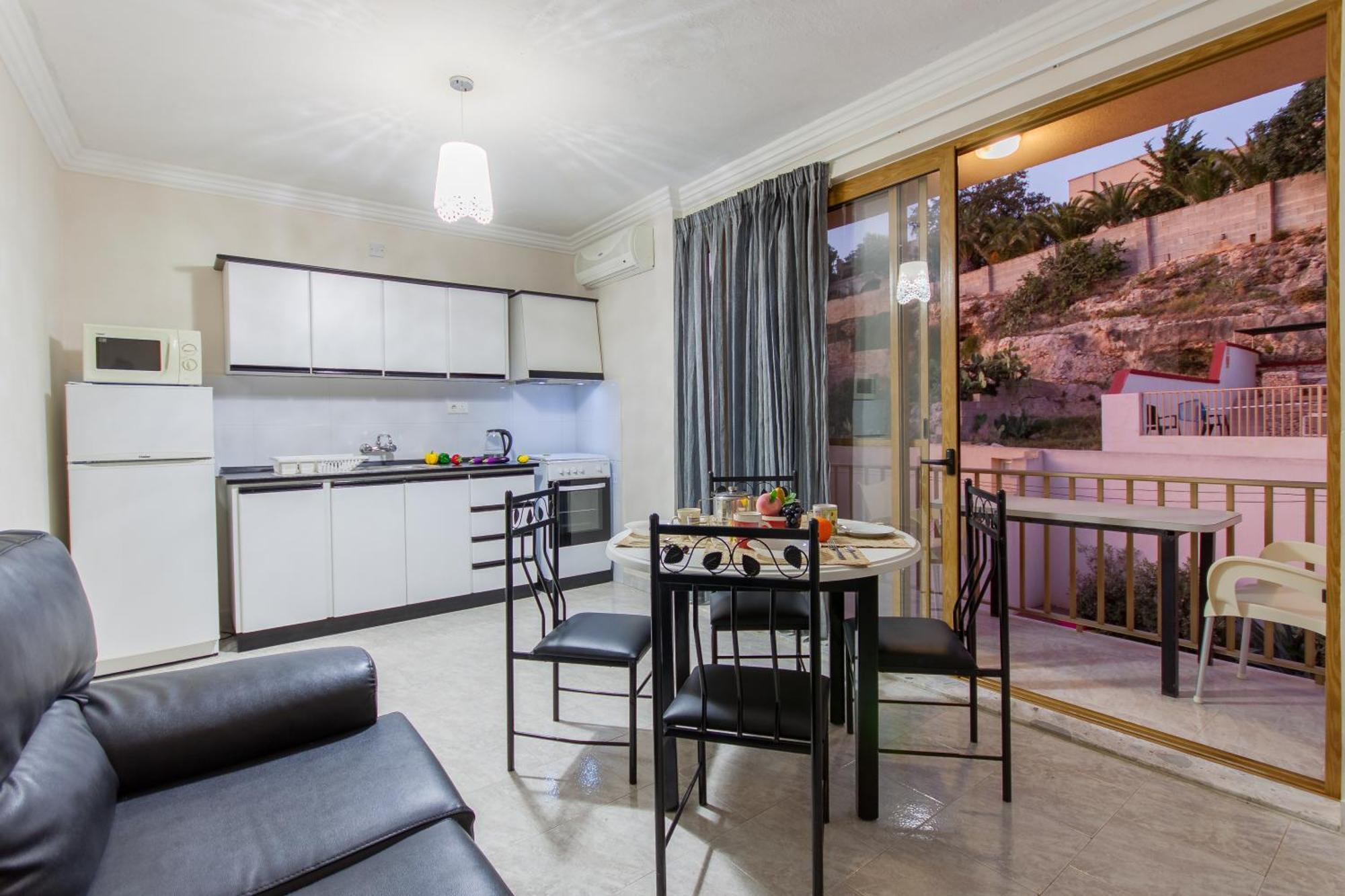 Pool & Sea Merill Apartments Mellieha Bagian luar foto