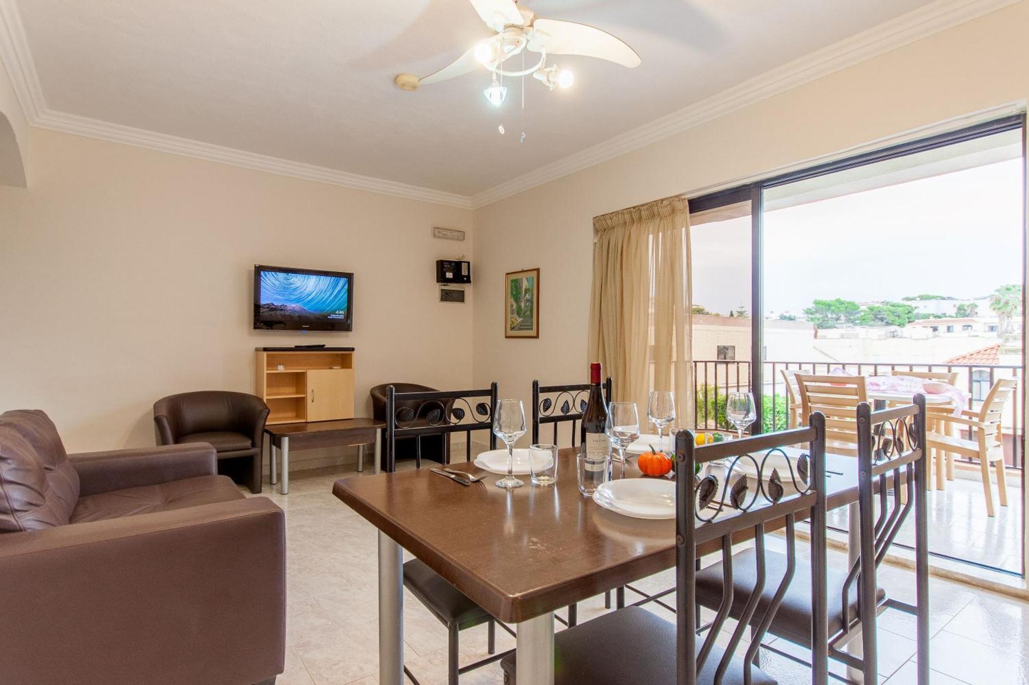 Pool & Sea Merill Apartments Mellieha Bagian luar foto